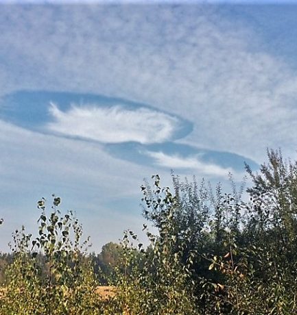 Hole-Punch-Cloud, vielleicht durch schnell herabfallende Eiskristalle verursacht