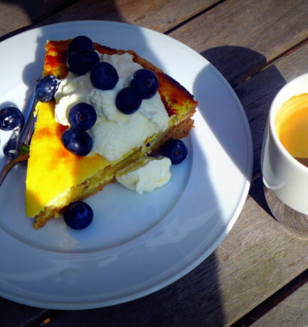 Bei Kaffee und Kuchen lässt sich’s sicher denken: Quäle nie ein Tier zum Scherz,  denn es fühlt wie du den Schmerz!